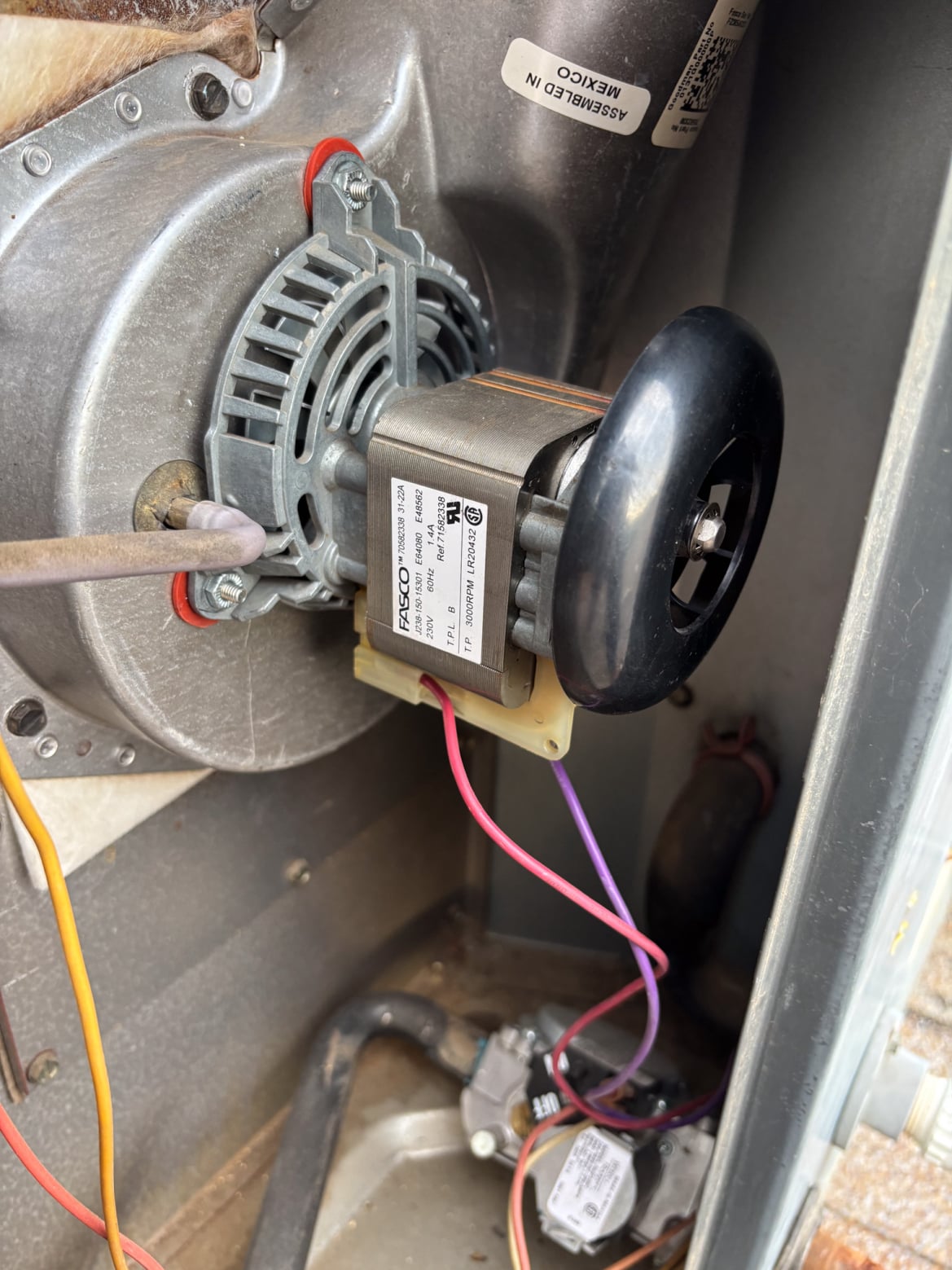 Santa Cruz HVAC: Bilingual maintenance experts at work.